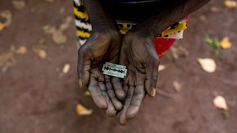 Mulher conhecida como 'talhadora' no Quênia mostra a lâmina que usa para mutilar diversas garotas
