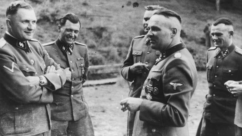 Sob o pseudônimo de Fritz Ullmann, Mengele (segundo da esquerda para a direita) trabalhou, por quatro anos, numa plantação de batatas no sul da Alemanha antes de fugir para a Argentina