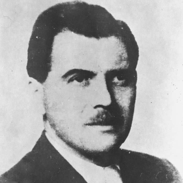 Filho de um rico industrial do ramo de equipamentos agrícolas, Josef Mengele nasceu em Günzburg, na Alemanha, no dia 16 de março de 1911