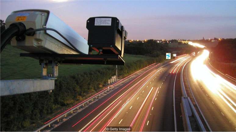 Sistemas modernos de gerenciamento de tráfego costumam usar uma combinação de câmeras e sensores na própria estrada