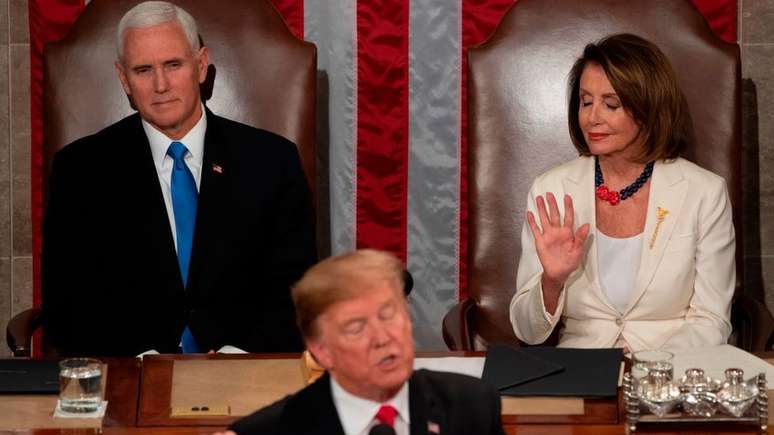 Trump fez o discurso à frente de seu vice, Mike Pence, e da presidente da Câmara dos Deputados e uma de suas críticas mais duras, Nancy Pelosi