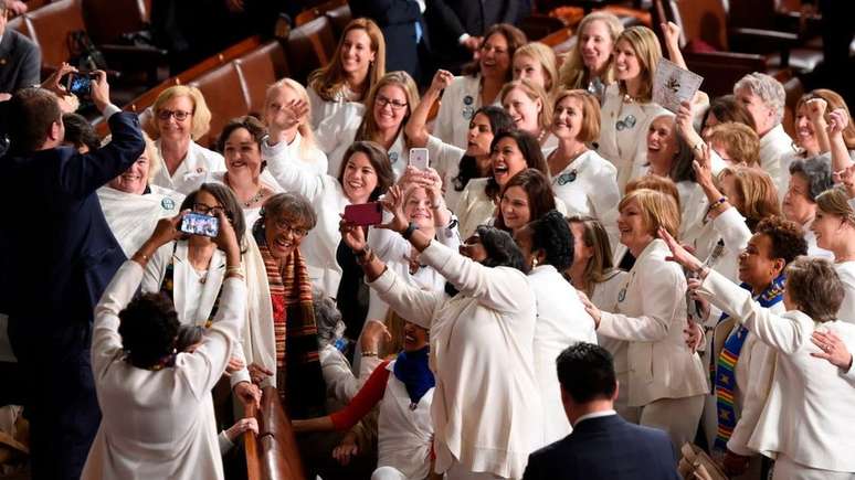 Congressistas foram vestidas de branco em homenagem ao movimento que conquistou o direito de voto para as mulheres nos EUA