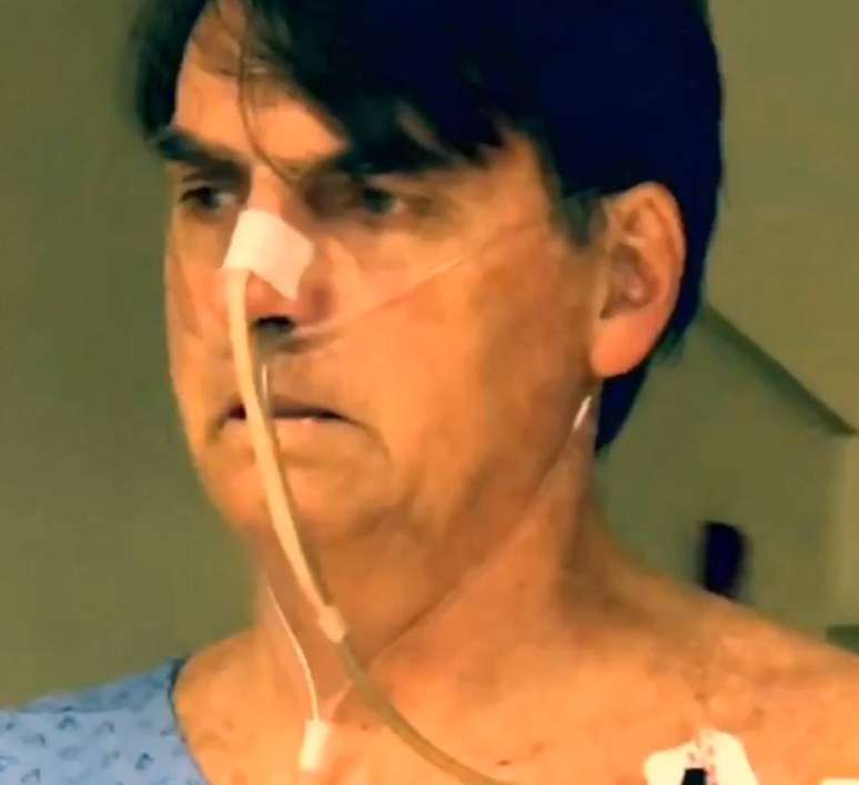 Jair Bolsonaro aparece caminhando no corredor do hospital com sonda no nariz em novo vídeo publicado pelo filho, o vereador Carlos Bolsonaro