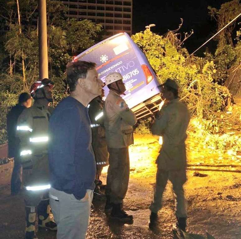 Prefeito Marcelo Crivella acompanha trabalho de apoio às vítimas na avenida Niemeyer; ônibus atingido por árvore estaria ocupado por duas vítimas que estão desaparecidas