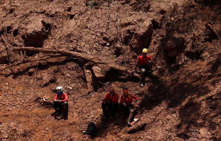 Equipes de resgate trabalham após rompimento de barragem da Vale em Brumadinho
02/02/2019 REUTERS/Adriano Machado 