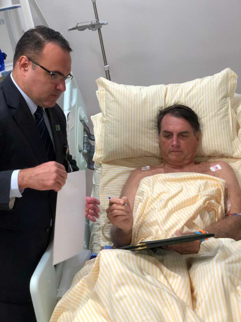 Presidente Jair Bolsonaro assina documentos no hospital Albert Einstein, em São Paulo 31/01/2019 Presidência/Divulgação via Reuters 