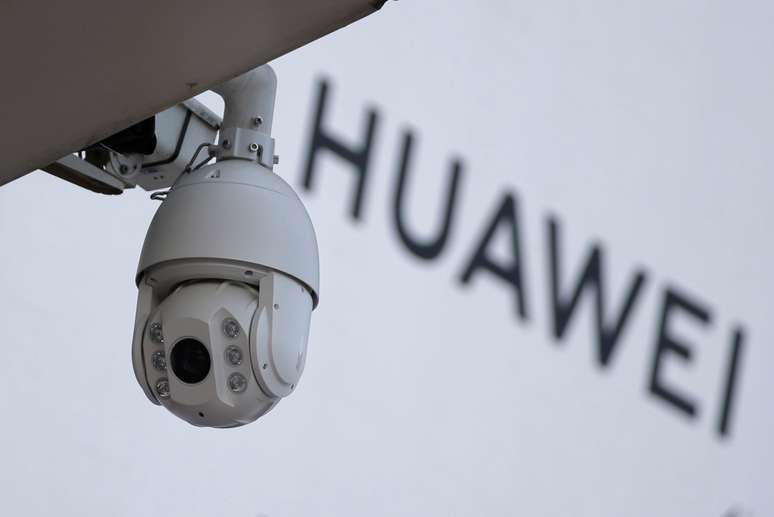 Câmera de segurança é vista perto de um logotipo da Huawei perto de um shopping na China. 29/01/2019. REUTERS/Jason Lee 