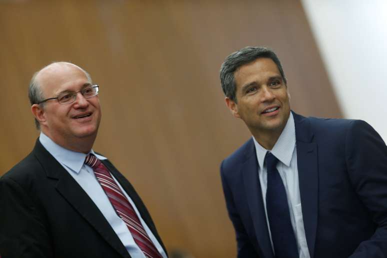 O atual presidente do Banco Central, Ilan Goldfajn (à esquerda) e o indicado para ser seu sucessor, Roberto Campos Neto. 2/1/2018. REUTERS/Adriano Machado - 