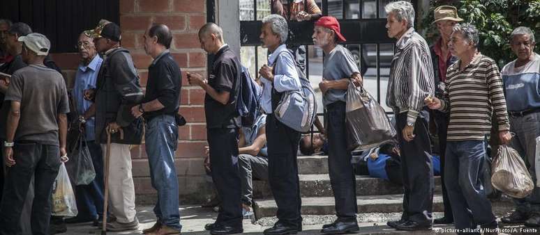 Moradores de Caracas aguardam em fila de distribuição de alimentos