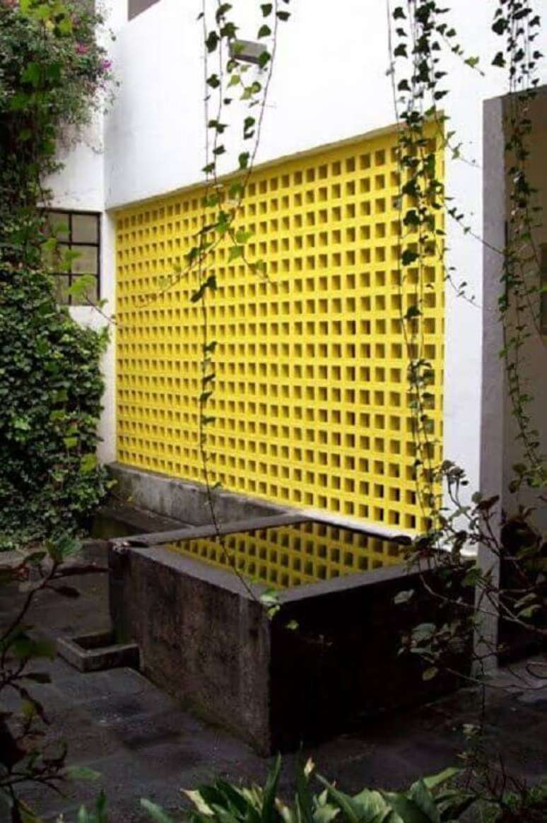 15. Decoração para área externa com cobogó de concreto pintado de amarelo – Foto: Archdaily