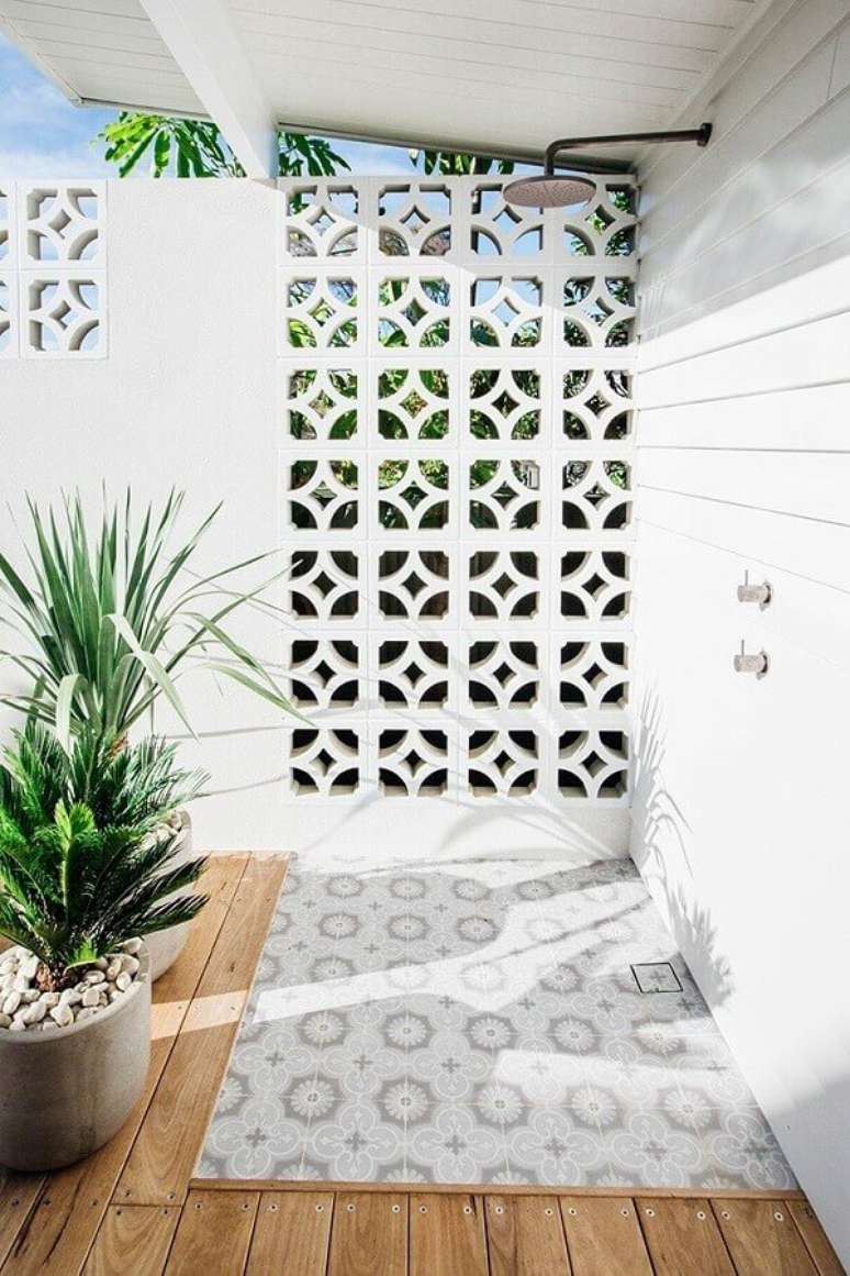 20. Decoração para área externa com cobogó de concreto pintado de branco – Foto: Pinterest