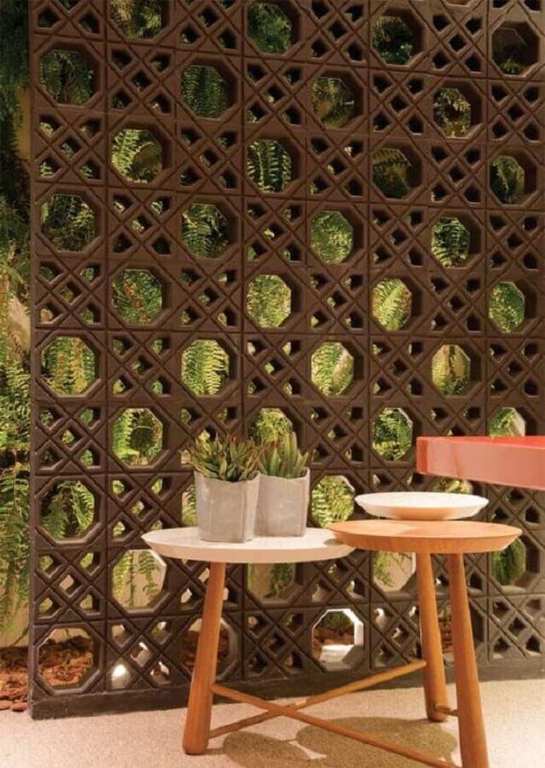 21. Decora&ccedil;&atilde;o para &aacute;rea externa com cobog&oacute; e jardim vertical ao fundo &ndash; Foto: Arte Em Ladrilhos