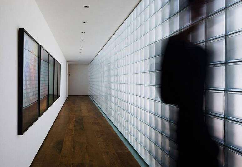 23. Decoração para corredor com cobogó de vidro – Foto: Studio MK27