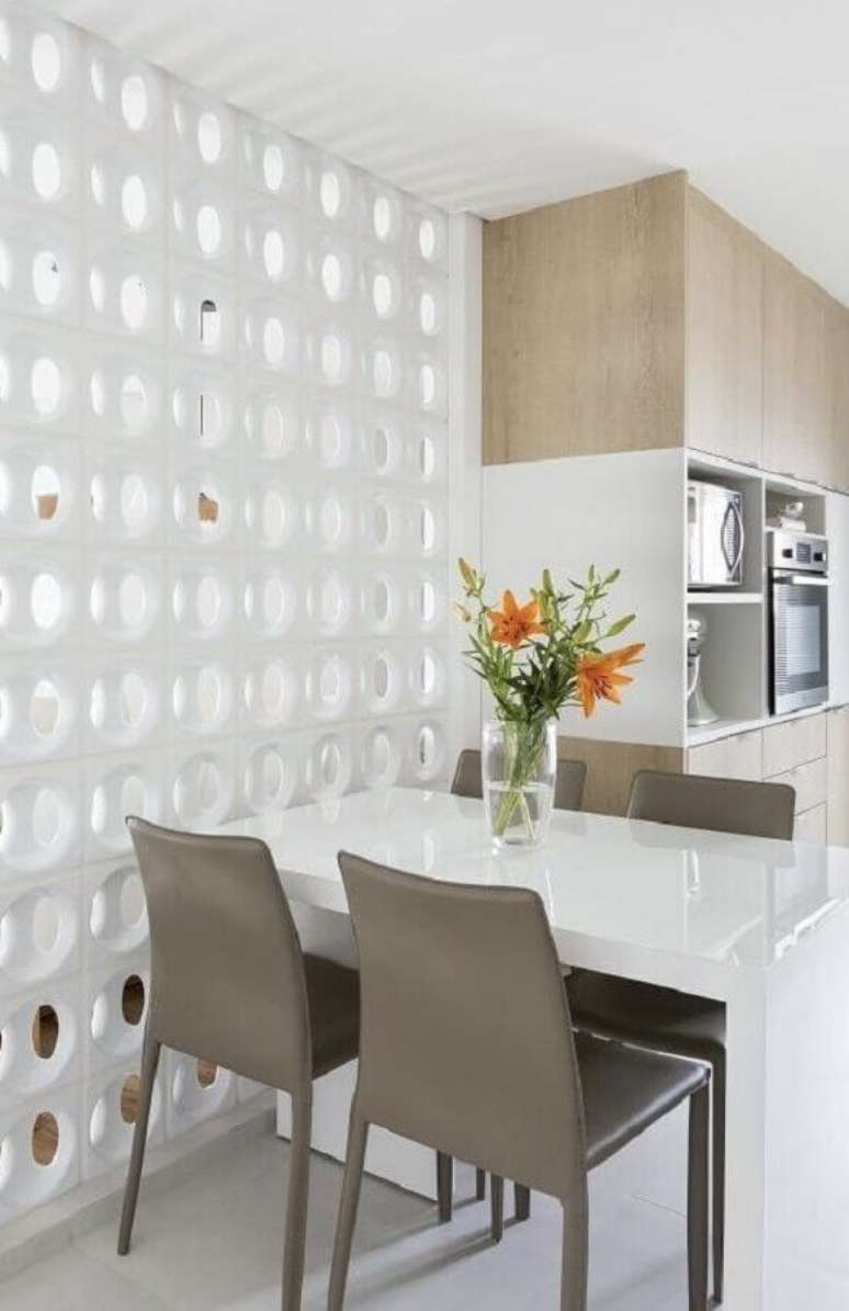 27. Decora&ccedil;&atilde;o para cozinha clean com mesa pequena e divis&oacute;ria de cobog&oacute; cer&acirc;mico branco &ndash; Foto: Pinterest