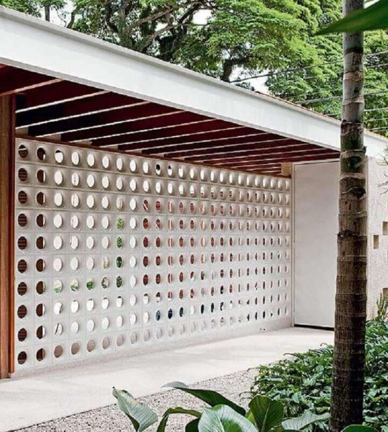 29. Decora&ccedil;&atilde;o para &aacute;rea externa com parede de cobog&oacute; branco &ndash; Foto: Mauricio Gebara Arquitetura