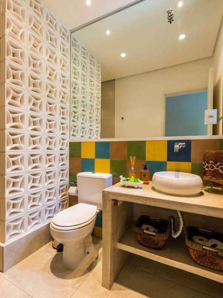 30. Decoração de banheiro com divisória de cobogó de concreto e azulejo colorido – Foto: Pinterest