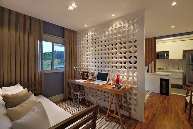 31. A parede feita de cobogó é perfeita para dividir e decorar ambientes integrados – Foto: MdeMulher