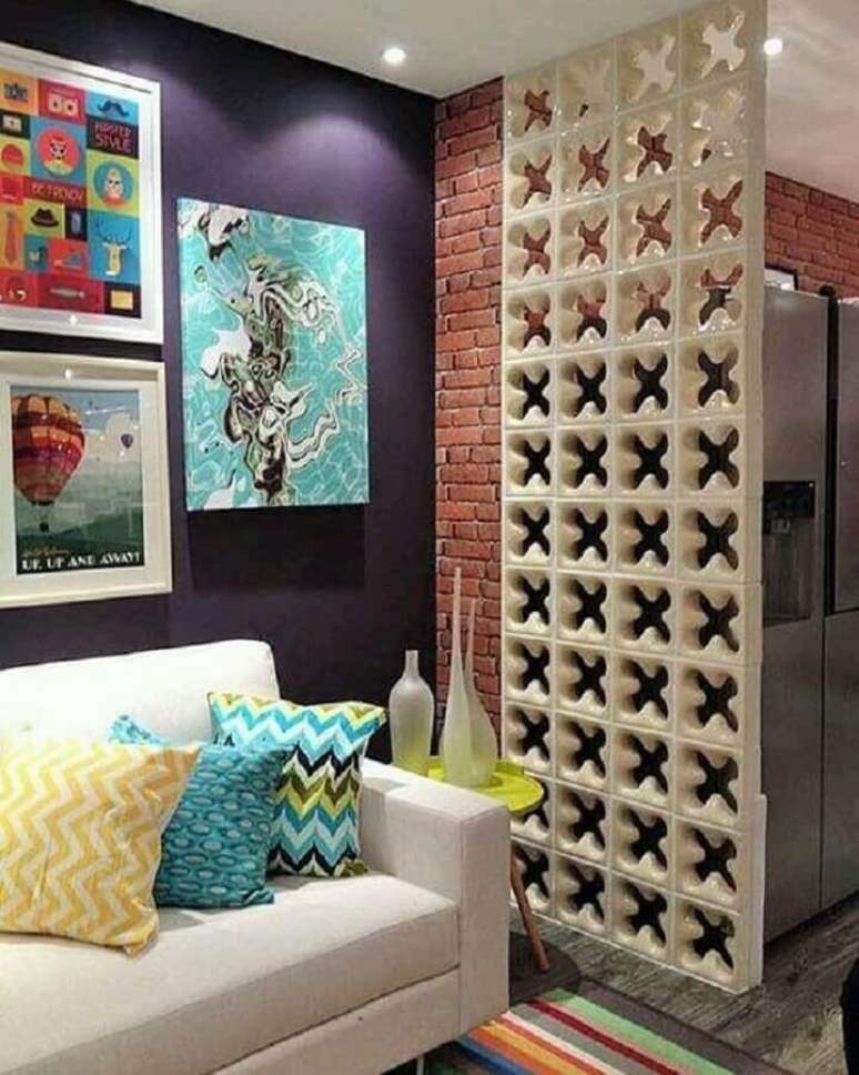 36. Cobogó utilizado como divisória para sala de estar e cozinha pequena com parede de tijolinho – Foto: Pinterest