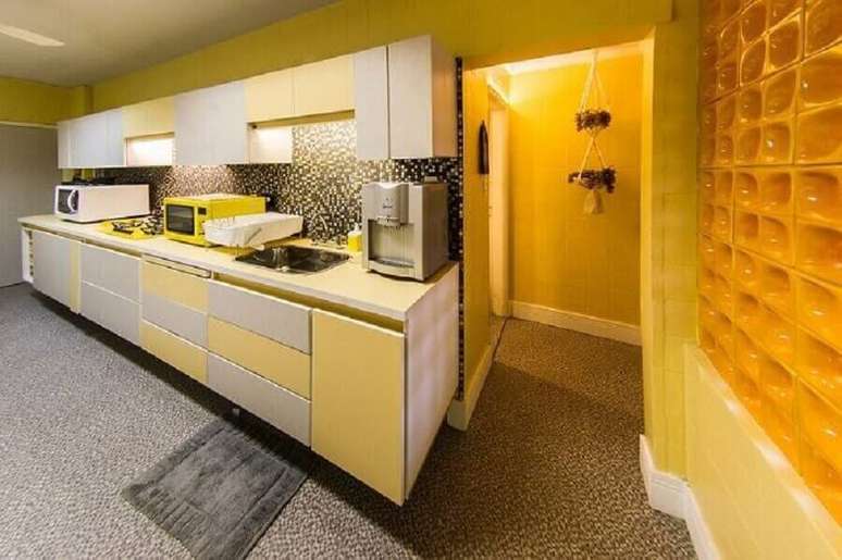 38. Decoração para cozinha amarela com parede de cobogó cerâmico – Foto: Malu Junqueira