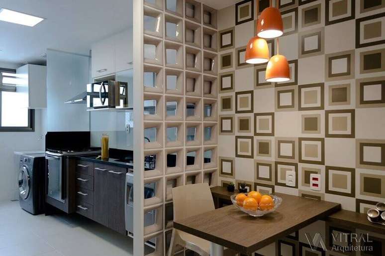 46. Decoração simples para sala de jantar com cozinha integrada separadas com divisória de cobogó – Foto: Vitral Arquitetura