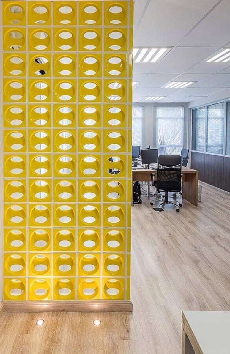 48. A cor a mais no ambiente pode ser acrescentado atrav&eacute;s de uma divis&oacute;ria cobog&oacute; &ndash; Foto: Viviana Reis Design de Interiores