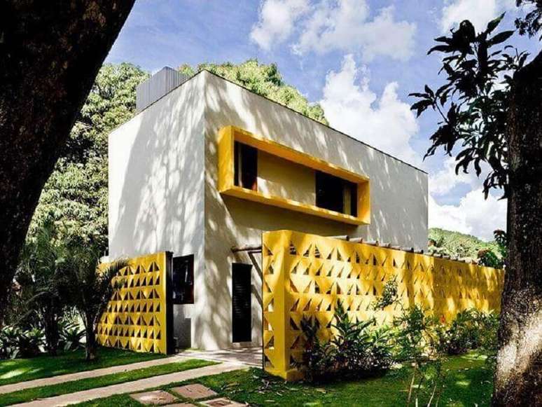 7. Fachada moderna com muro de cobogó amarelo – Foto: Ney Lima