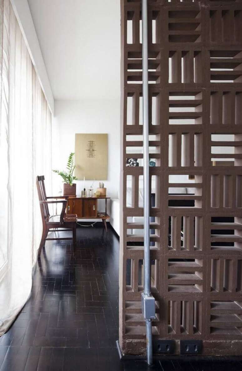 55. Decora&ccedil;&atilde;o para sala de estar com parede de cobog&oacute; de concreto &ndash; Foto: Filipe Ramos