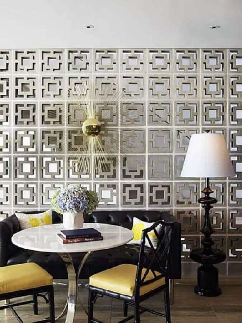 56. Parede de cobog&oacute; de cimento para decora&ccedil;&atilde;o de sala com sof&aacute; preto &ndash; Foto: Greg Natale