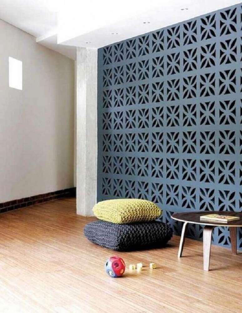 57. Ambiente decorado com almofadas de crochê e parede de cobogó azul – Foto: Pinterest