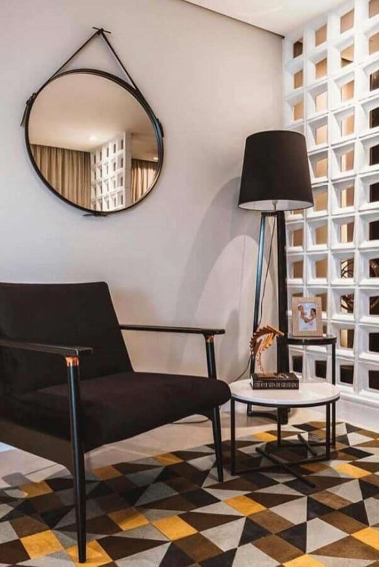 58. Modelo simples de cobog&oacute; branco para sala decorada com espelho redondo e piso estampado &ndash; Foto: Neu dekoration stile