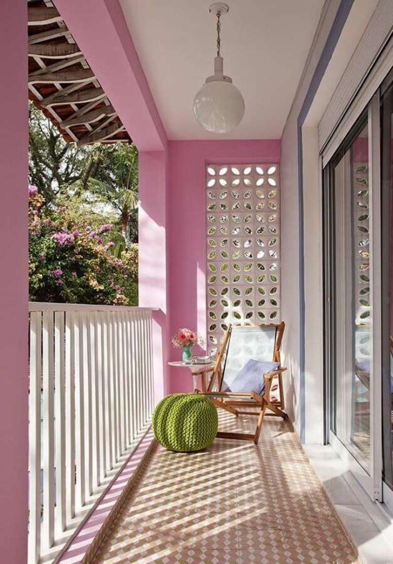 61. Varanda decorada com parede de cobog&oacute; branco e puff verde de croch&ecirc; &ndash; Foto: Viviana Reis Design de Interiores