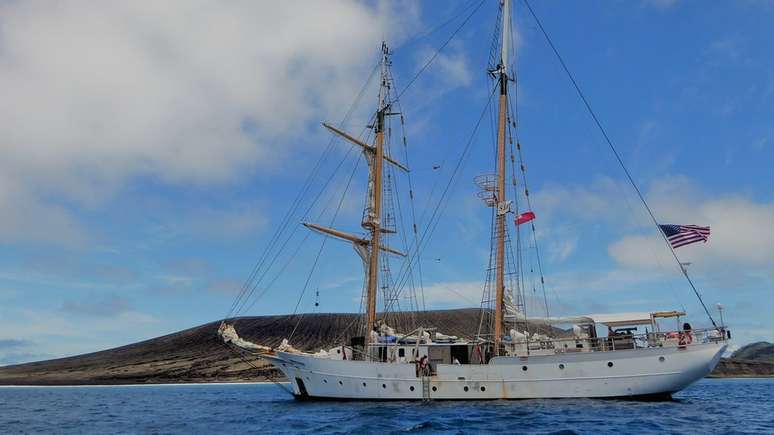 A expedição visitou a ilha em navio da Sea Education Association, um programa de exploração oceânica para estudantes universitários