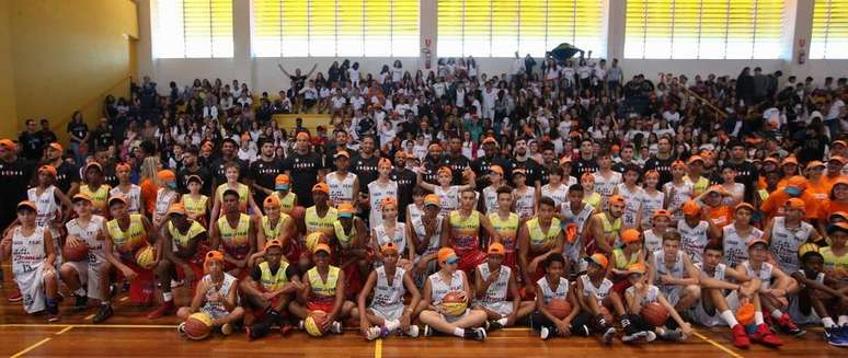 Jogadores do NBB com alunos da cidade de França, sede do Jogo das Estrelas 2019.