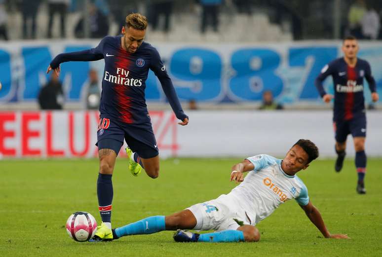 Boubacar Kamara divide bola com Neymar em duelo entre Olympique de Marseille e PSG