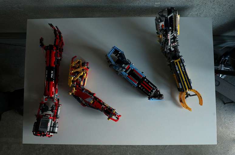 Braços protéticos criados com peças de Lego pelo jovem espanhol David Aguilar
04/02/2019
REUTERS/Albert Gea