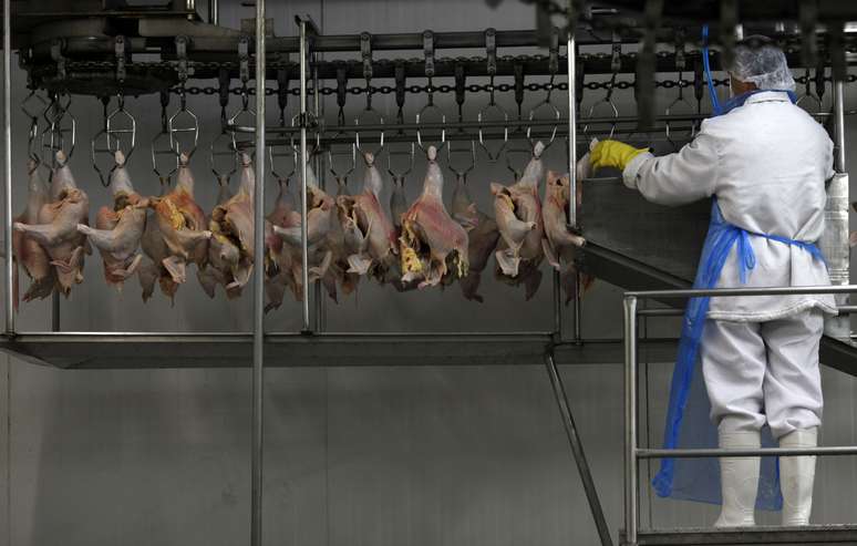 Carnes de frango em frigorífico de Itatinga, SP
04/10/2011
REUTERS/Paulo Whitaker