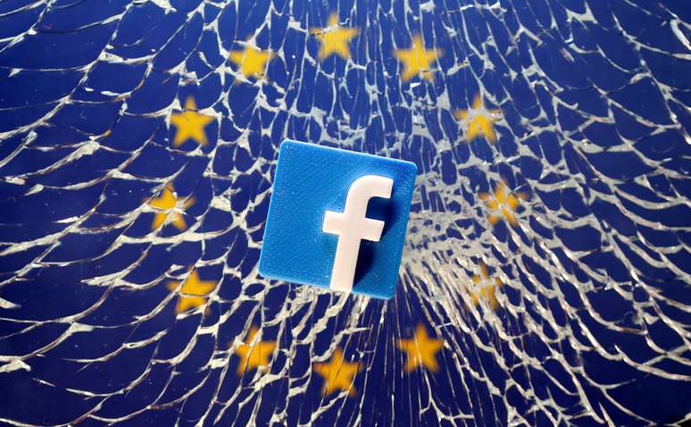Imagem do logotipo do Facebook em 3D sobre vidro quebrado à frente de bandeira da União Europeia. 28/1/2019. REUTERS/Dado Ruvic/Illustration 
