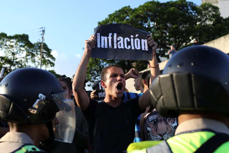 Manifestantes protestam contra a inflação em Caracas
30/03/2017
REUTERS/Carlos Garcia Rawlins