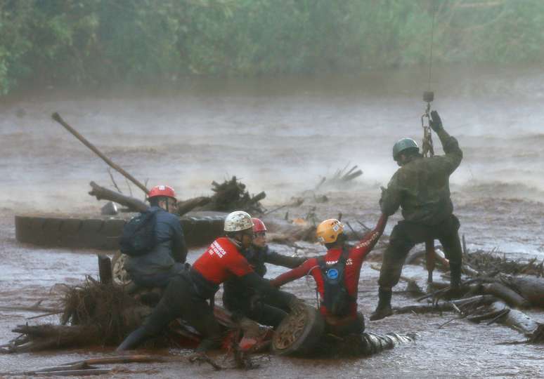 Equipe de resgate trabalha na área atingida pelo rompimento de uma barragem em Brumadinho
05/02/2019
REUTERS/Adriano Machado