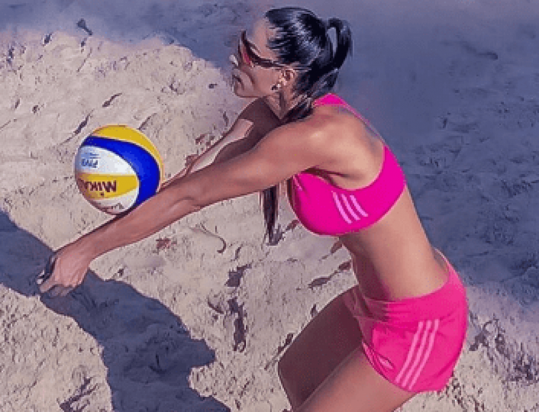 Jaqueline treinando nas areias (Reprodução Instagram)
