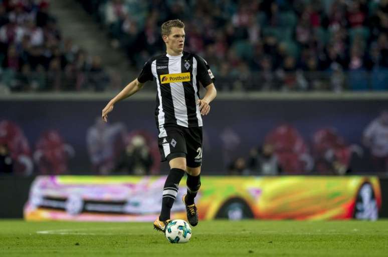 Zagueiro em campo pelo Borussia (Foto: Reprodução)