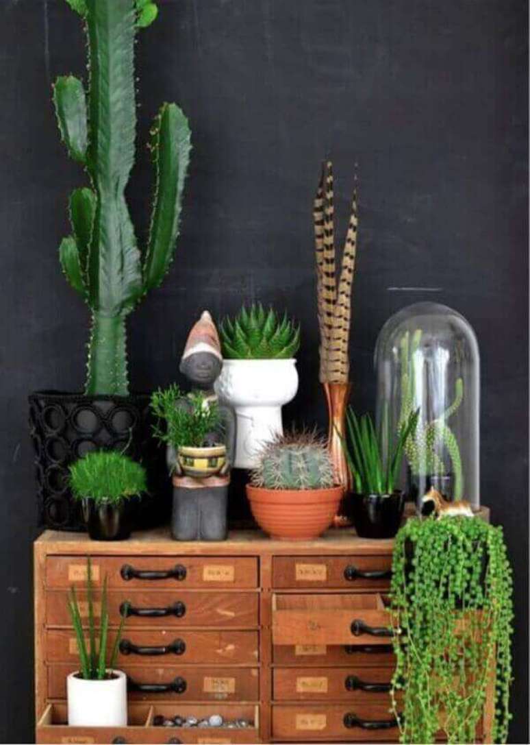 34- Um vaso com cactos sobre a cômoda completa a decoração do quarto. Fonte: Pinterest