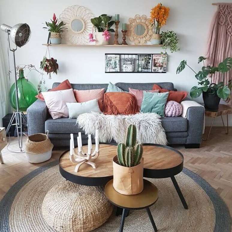 73- Na sala de estar com vários elementos decorativos em fibras naturais, o cactos ganha destaque em cachepot em tom cru. Fonte: Nicole Interior & Plants