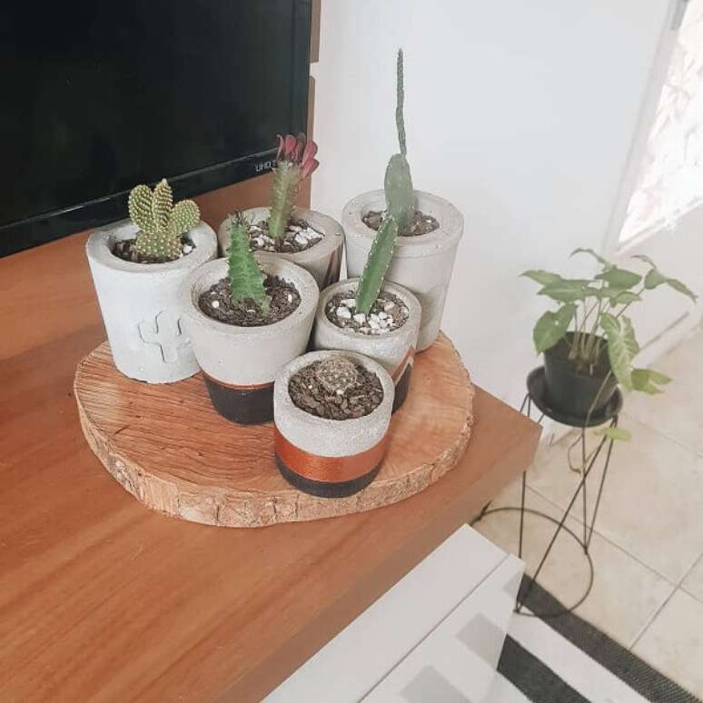 76- Você pode decorar a sua sala com vasos de cactos feitos de concreto. Fonte: Dicas de Mulher