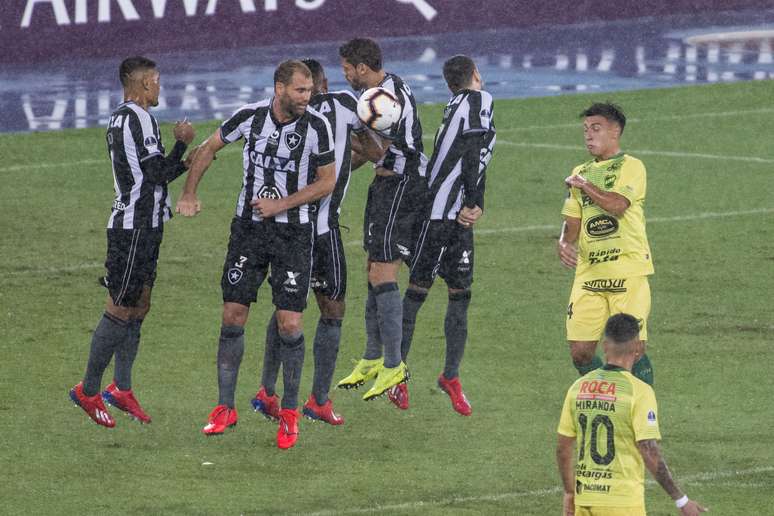 Botafogo x Defensa y Justicia disputado nesta quarta-feira (06/02) às 21h30, no Estádio Nilton Santos, válido pela primeira fase da Copa Sul-Americana, no Rio de Janeiro, RJ.