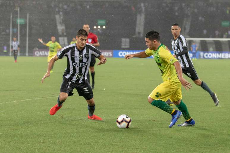 Marcinho, do Botafogo, em partida contra o Defensa y Justicia, válida pela Copa Sul- Americana, no estádio Engenhão, no Rio de Janeiro, nesta quarta-feira, 06.