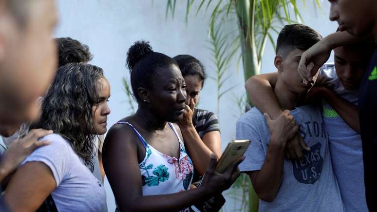 Familiares de jogadores aguardam not&iacute;cias do lado de fora do Ninho do Urubu, no Rio de Janeiro