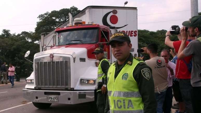 Policiais colombianos fazem a guarda dos veículos, enquanto entrada de suprimentos não é liberada na Venezuela