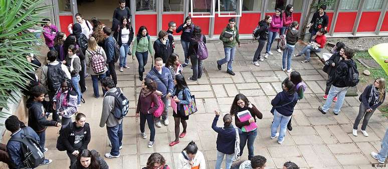 Muitas universidades vêm apostando no chamado "trote solidário" ou numa recepção oficial para novos alunos