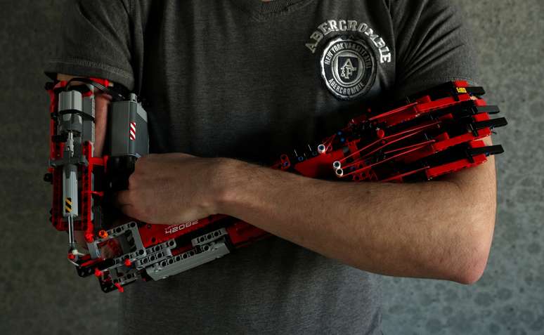 David Aguliar e sua prótese feita com Lego
04/02/2019
REUTERS/Albert Gea